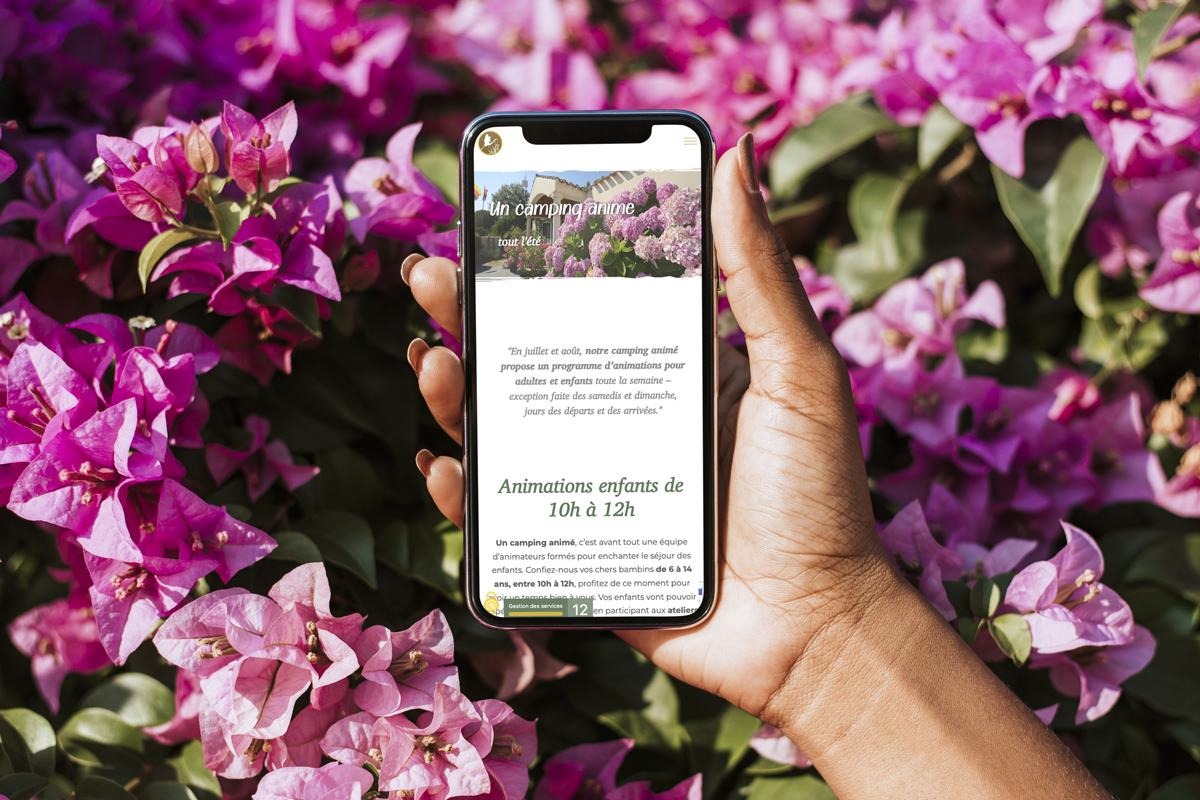 Navigation sur un site de camping, téléphone