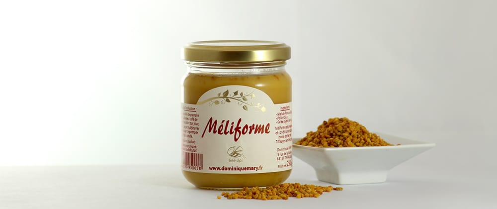 Miel méliforme et propolis en studio photo