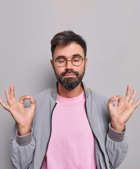 Homme zen pour la création de son site d'entreprise